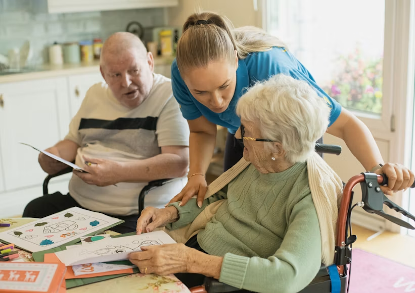 Cuidadora acompanhando pessoas idosas